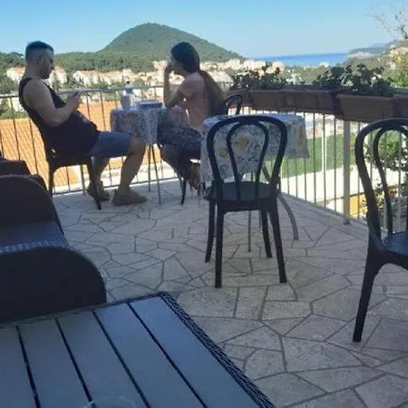 Apartment 2 - Double With Shared Bathroom 1 - 4 *